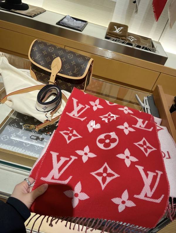 Louis Vuitton Scarf LVC00497